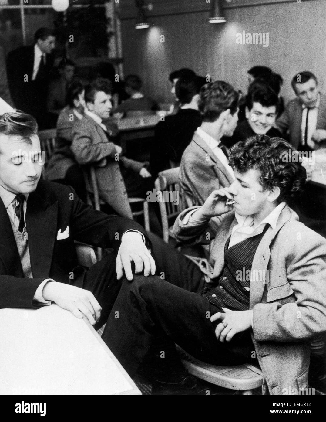 Teddy Boys gesehen hier bei dreizehn Kantine, Elephant and Castle, London 4. Juli 1955 Stockfoto