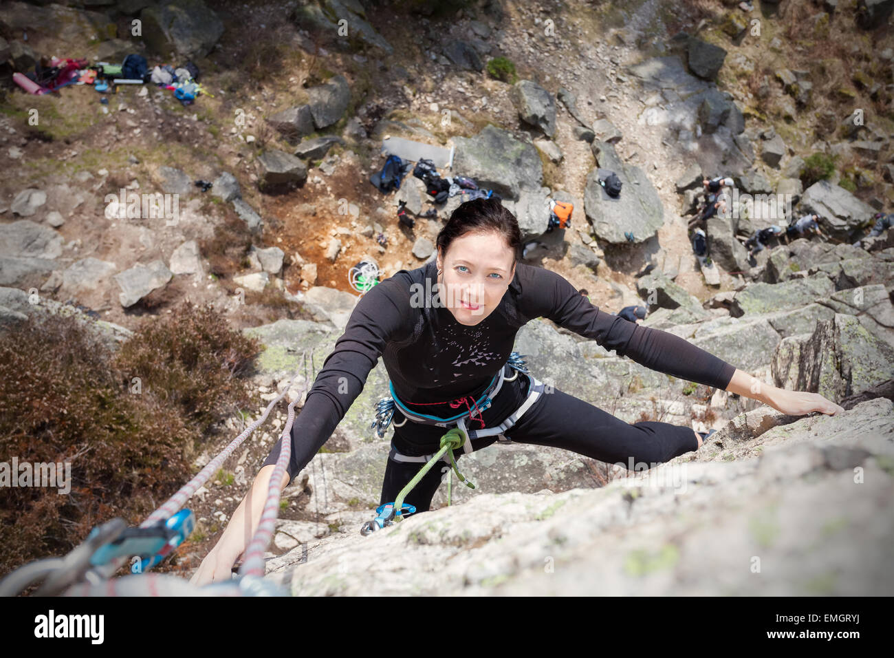 Junge Frau, die Kletterwand, aktive Frau Konzept Bild. Stockfoto