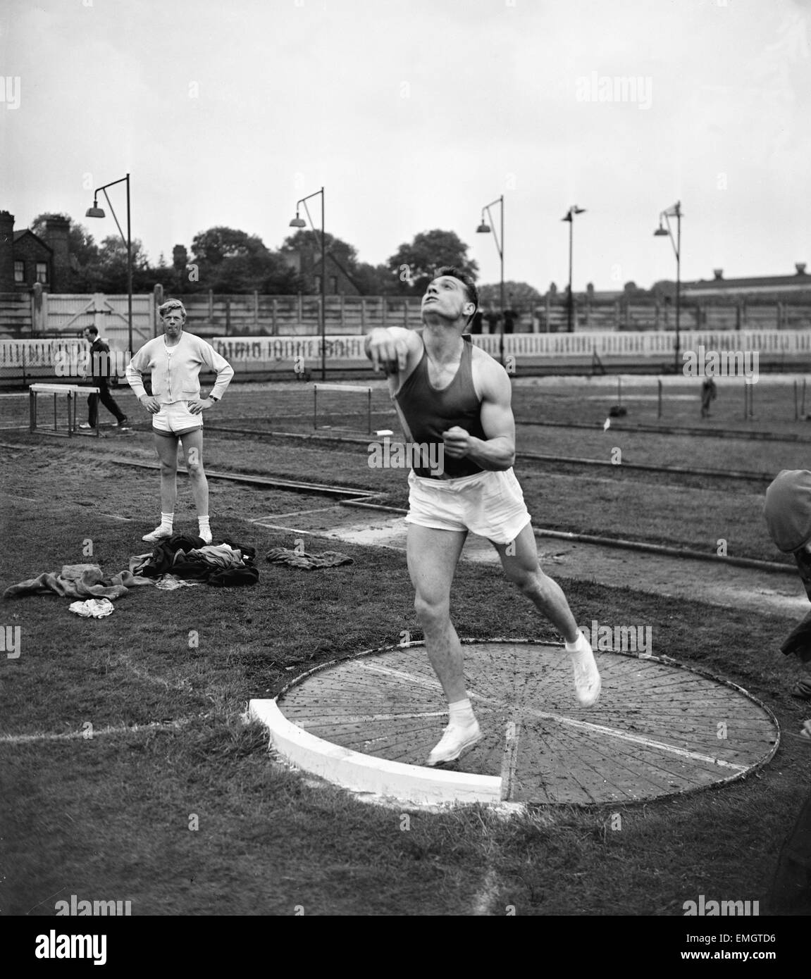 Nördlichen Grafschaften Athletic Association Championships in White City in Manchester. Kugelstoßen-Gewinner 21-jährige Arthur Rowe von Barnsley in Aktion. 21. Juni 1958. Stockfoto