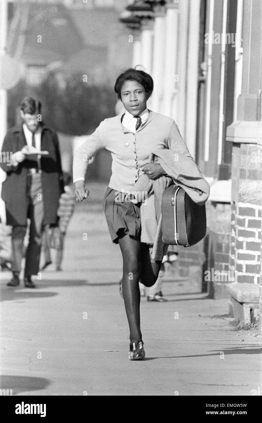 Schulmädchen Läufer Sonia Lannaman, im Alter von 14 Jahren abgebildet auf ihrem Heimweg von der Schule in Birmingham. 24. März 1971. Stockfoto