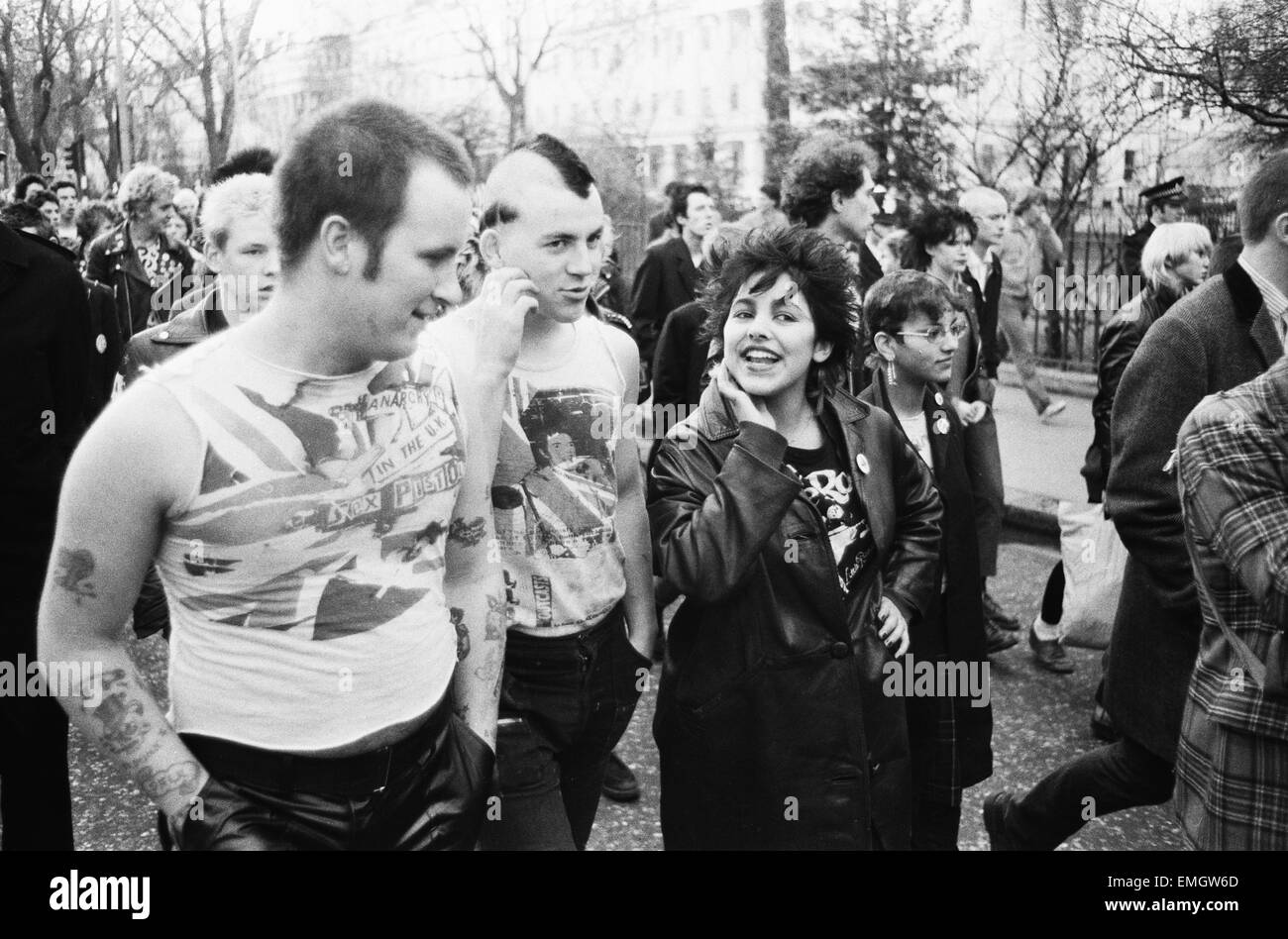 Massen von Punkrocker marschieren durch Central London. 2. Februar 1980. Stockfoto
