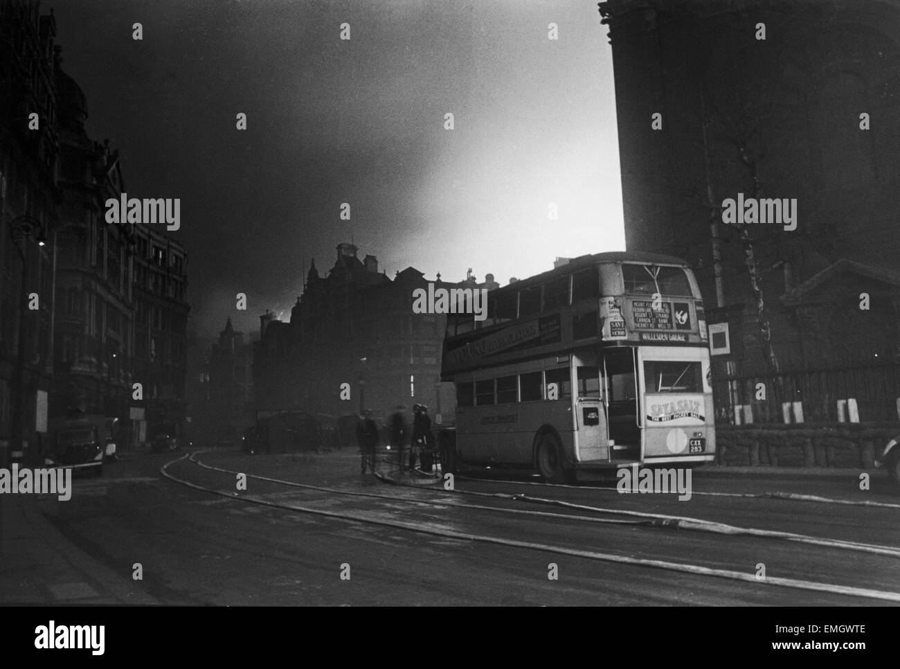 Blitz: Entnommen aus dem deutschen Wort Blitzkrieg ("Blitzkrieg"), war der britische Name für die Luftwaffe nachhaltig Nacht Angriffe auf ihre Städte von 7. September 1940 bis Mitte 1941. Blick auf einem Londoner Bus und St. Paul Kirchhof während einer Nacht Zeit WinterRAID verursacht große Brände in der Stadt. 29. Dezember 1940. Stockfoto