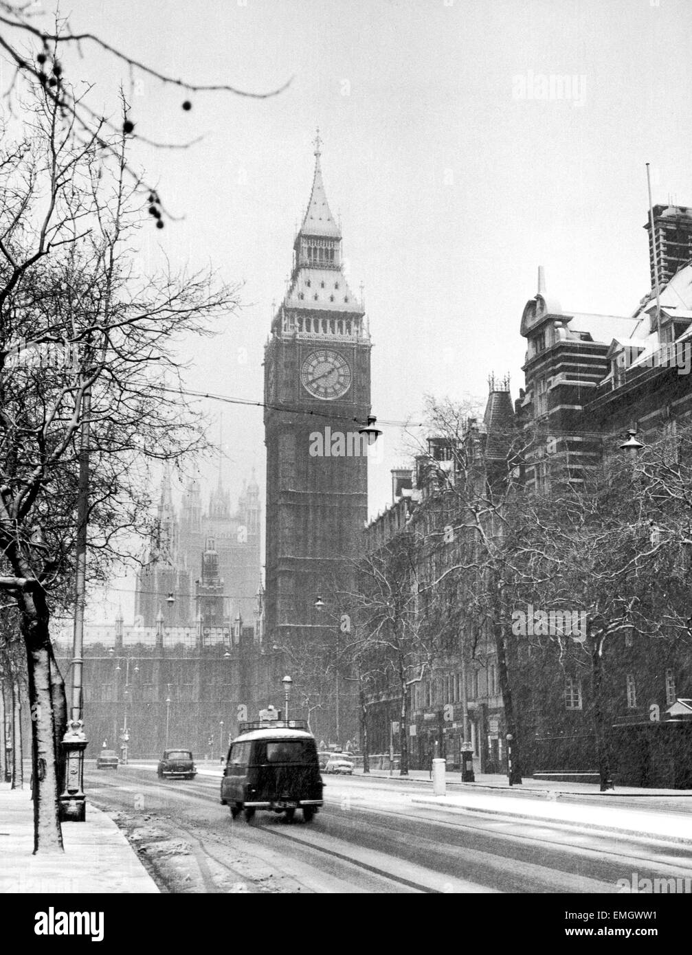 Big Ben hinter der Zeit. Big Ben litt das Wetter, wenn es Chimming zehnminütiger Verspätung begann. Die Ursache war gefrorenen Schnee auf der Unterseite der Nordwand die der zwei Tonnen schweren Minutenzeiger verlangsamt. Unser Bild zeigt: Eine winterliche Szene in Westminster an Silvester. 31. Dezember 1961 Stockfoto