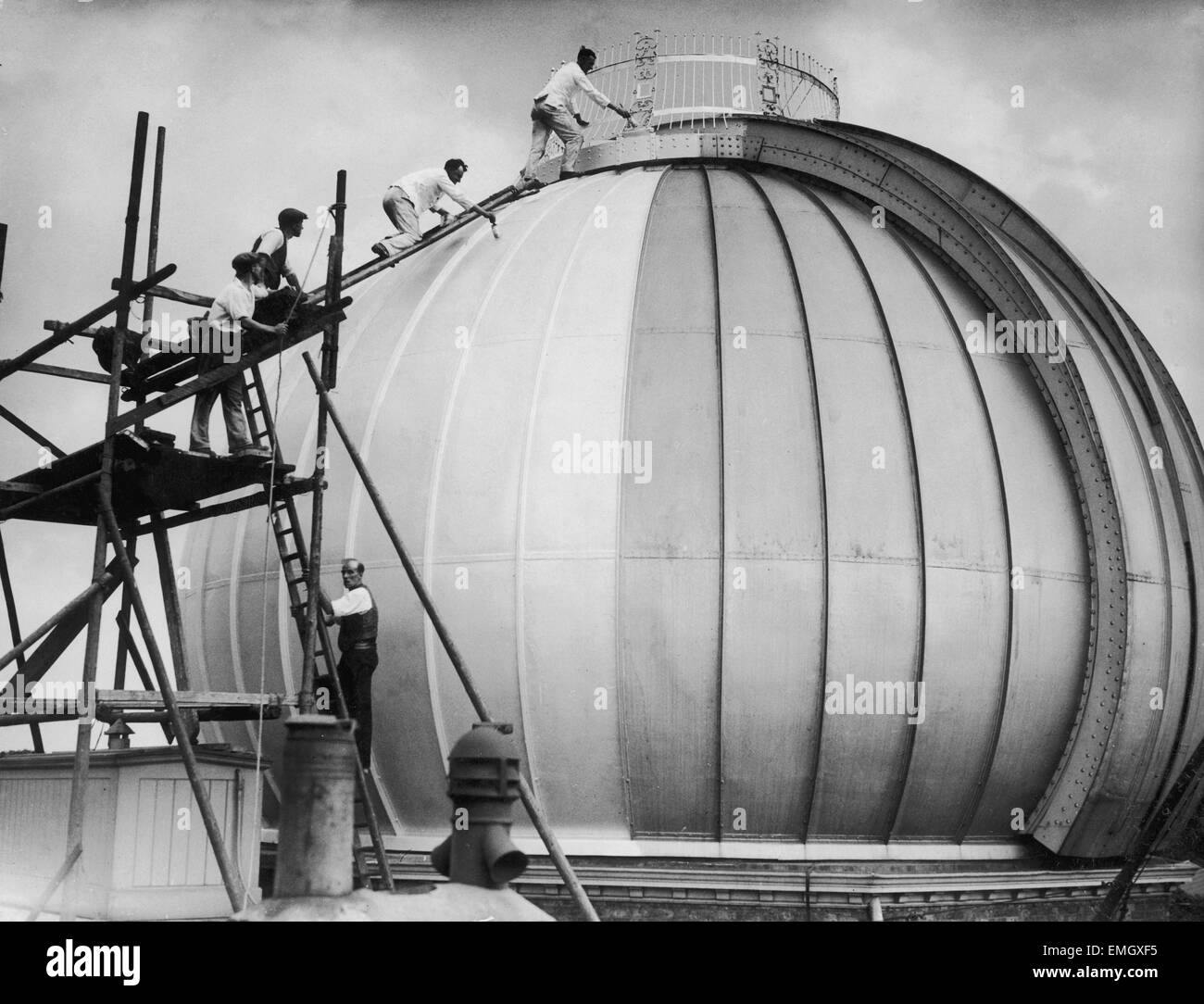 Arbeiter, Reinigung und Lackierung der Kuppel beherbergt das berühmte 28-Zoll-Teleskop am Royal Observatory Greenwich in London. 21. Juli 1936. Stockfoto