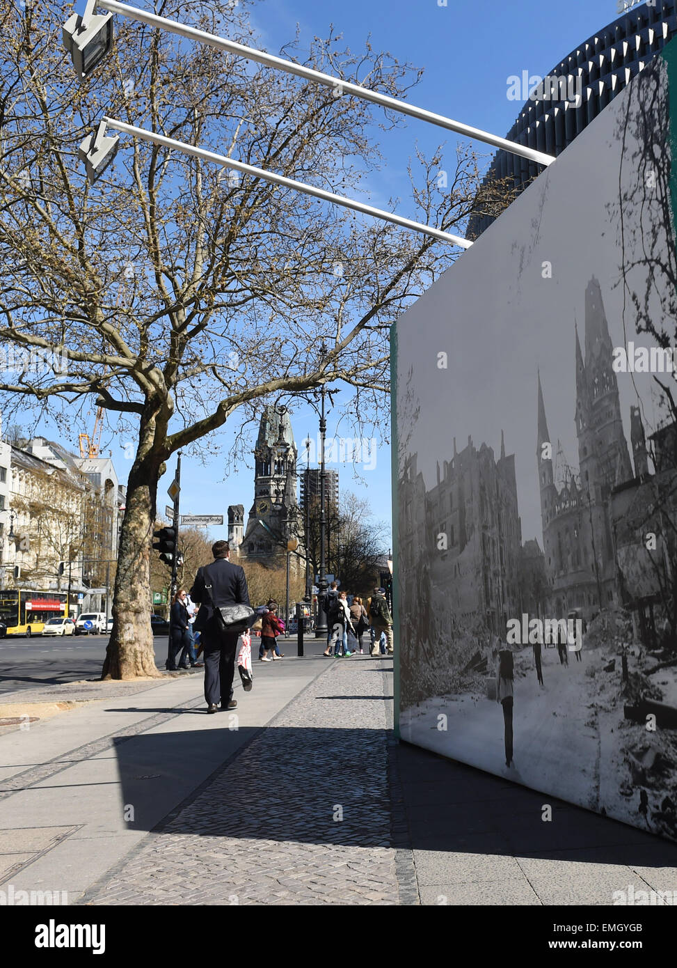 Berlin, Deutschland. 20. April 2015. Fußgänger passieren eine Trennwand mit einem historischen Bild des Joachimsthaler Platz (Joachimsthal Quadrat) vom Mai 1945, die am selben Ort in Berlin, Deutschland, 20. April 2015 gelegt wurde. Die Ausstellung "Mai 45 - Fruehling in Berlin" (Mai 45 - Frühling in Berlin) zeigt die Zerstörung und Commemmorates am Ende des zweiten Weltkriegs an sechs Standorten in der ganzen Stadt, wo der Krieg am 8. Mai vor 70 Jahren endete. Foto: Jens Kalaene/Dpa/Alamy Live News Stockfoto