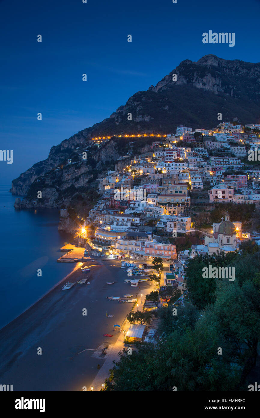 Abend-Blick entlang der Amalfi-Küste der Hügel Stadt Positano, Kampanien, Italien Stockfoto