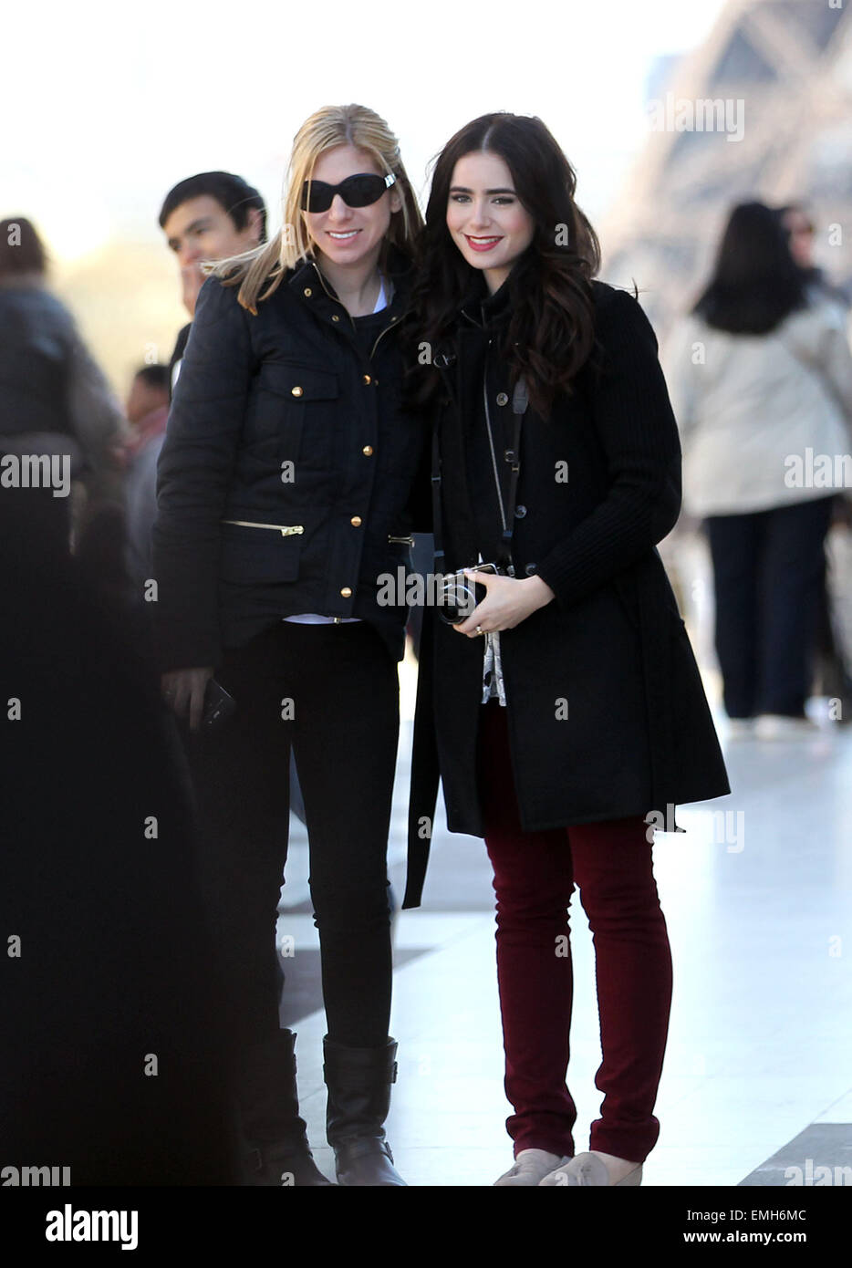 02 April 2012 Paris Lily Collins Tochter Von Phil Collins Gesehen Zu Fuss In Paris Mit Ihrer Mutter Und Ihrer Freundin In Paris Frankreich Stockfotografie Alamy