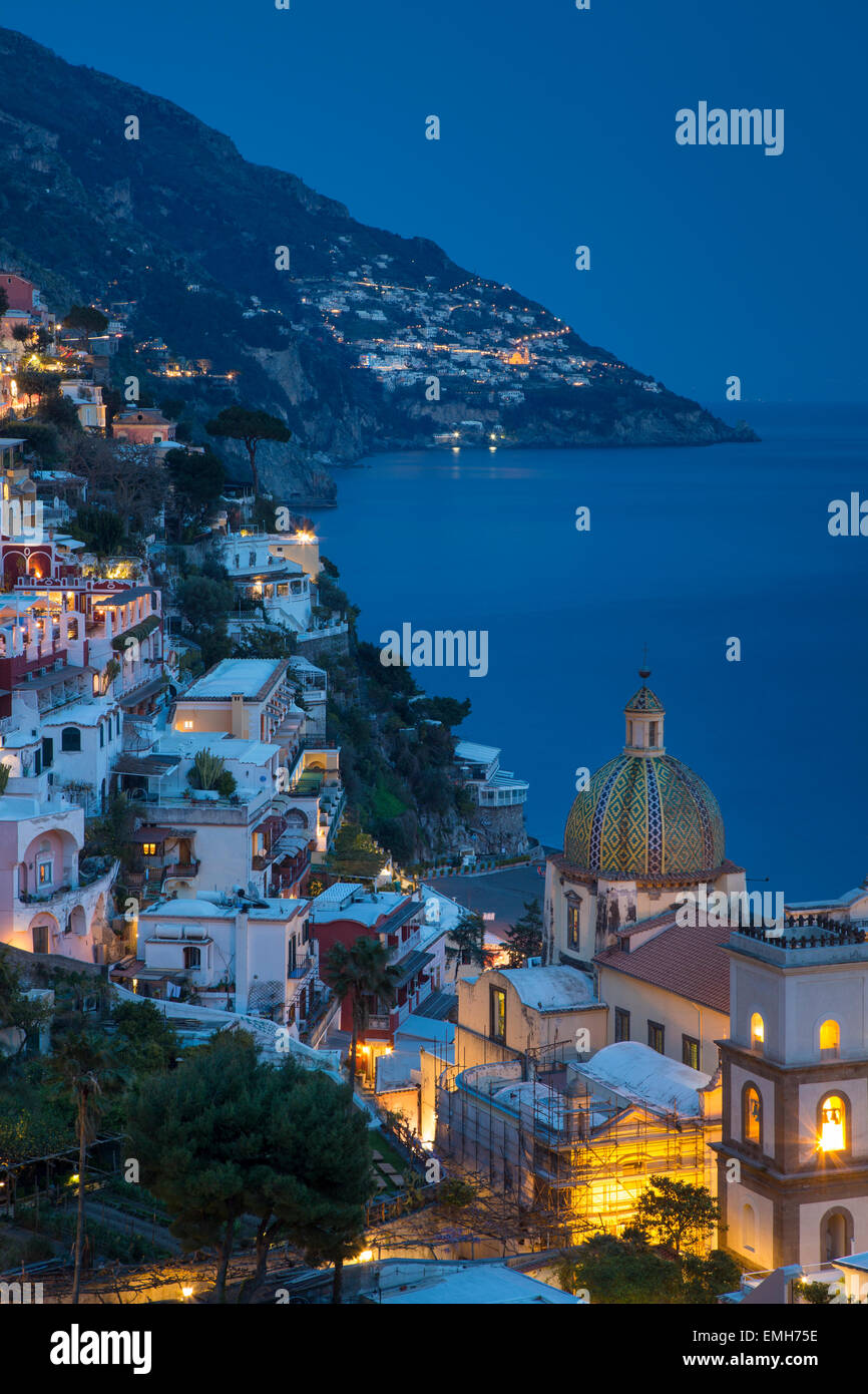 Dämmerung über Positano an der Amalfi Küste, Kampanien, Italien Stockfoto