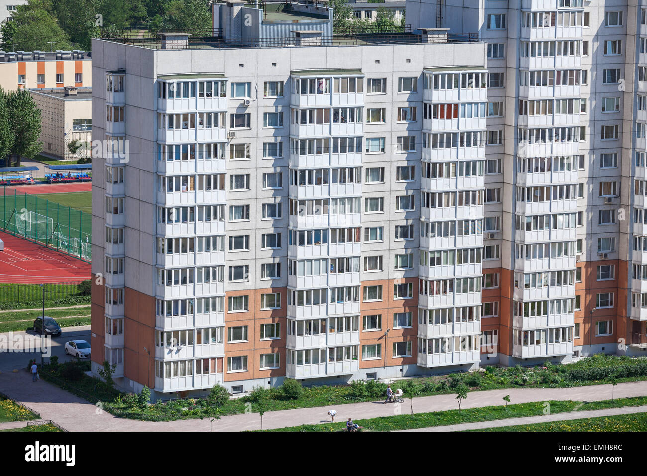 ST. PETERSBURG, Russland - ca. Mai 2014: Schlafen Nachbarschaft liegt in existierenden Stadtteil mit neuen Häusern. Straßen von Saint Peters Stockfoto