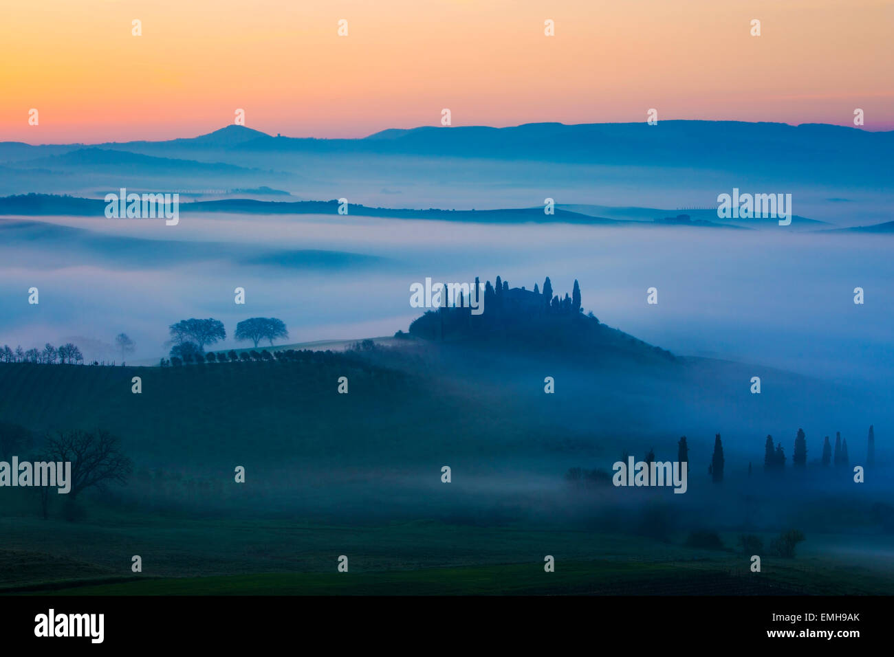 Podere Belvedere und die toskanische Landschaft in der Morgendämmerung, San Quirico d'Orcia, Toskana, Italien Stockfoto