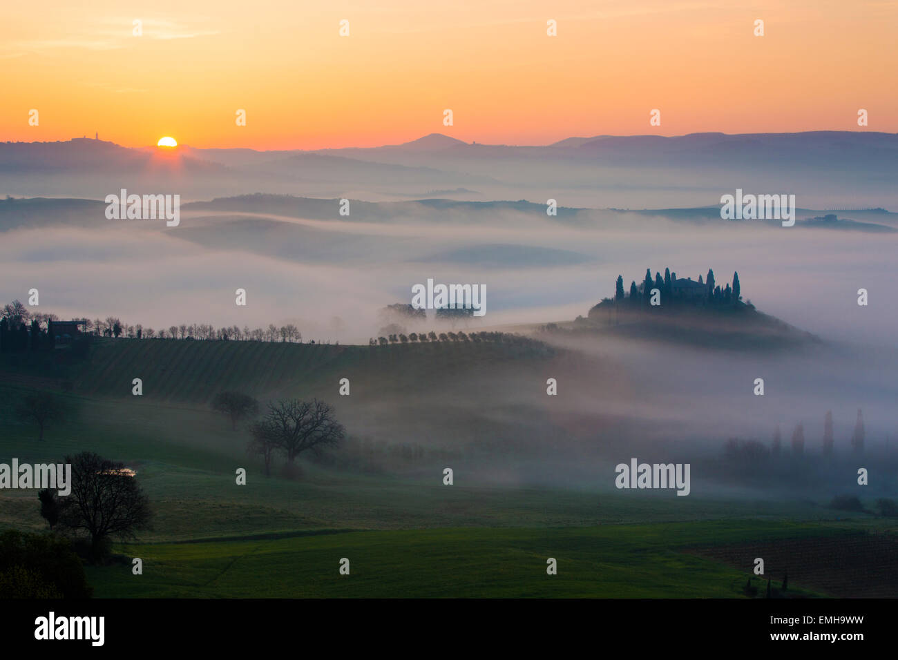 Podere Belvedere und die toskanische Landschaft in der Morgendämmerung, San Quirico d'Orcia, Toskana, Italien Stockfoto