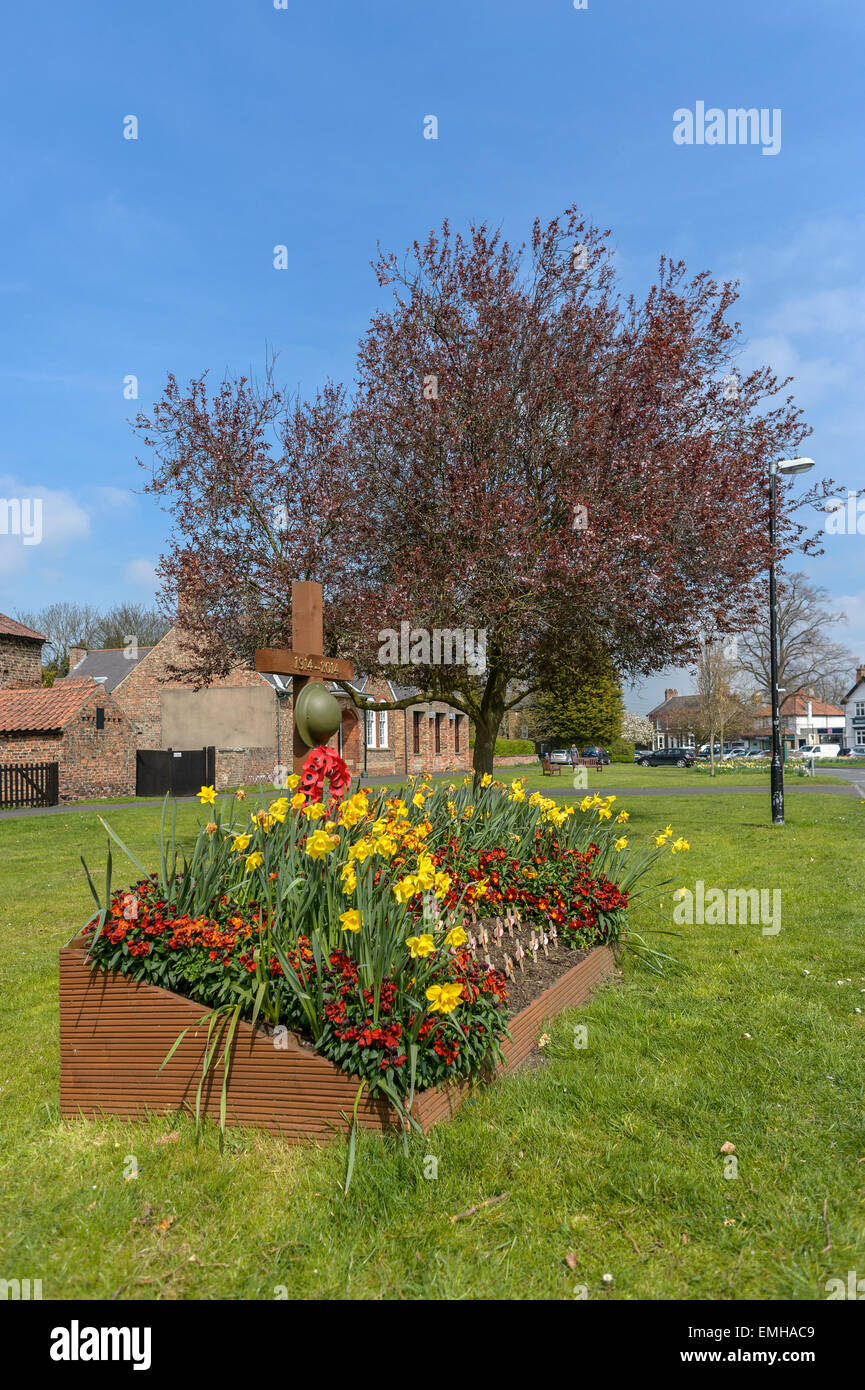 Kriegerdenkmal zum Gedenken an die Hundertjahrfeier der Beginn des großen Krieges WW1 Poppleton Dorf, York, UK. Vertikal, Exemplar Stockfoto