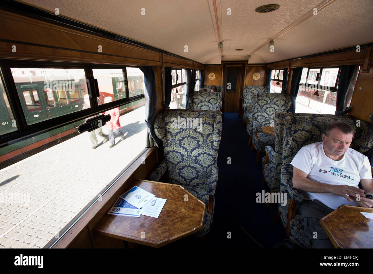 Großbritannien, Wales, Gwynedd, Porthmadog, Welsh Mountain Railway in Pullman Wagen Stockfoto