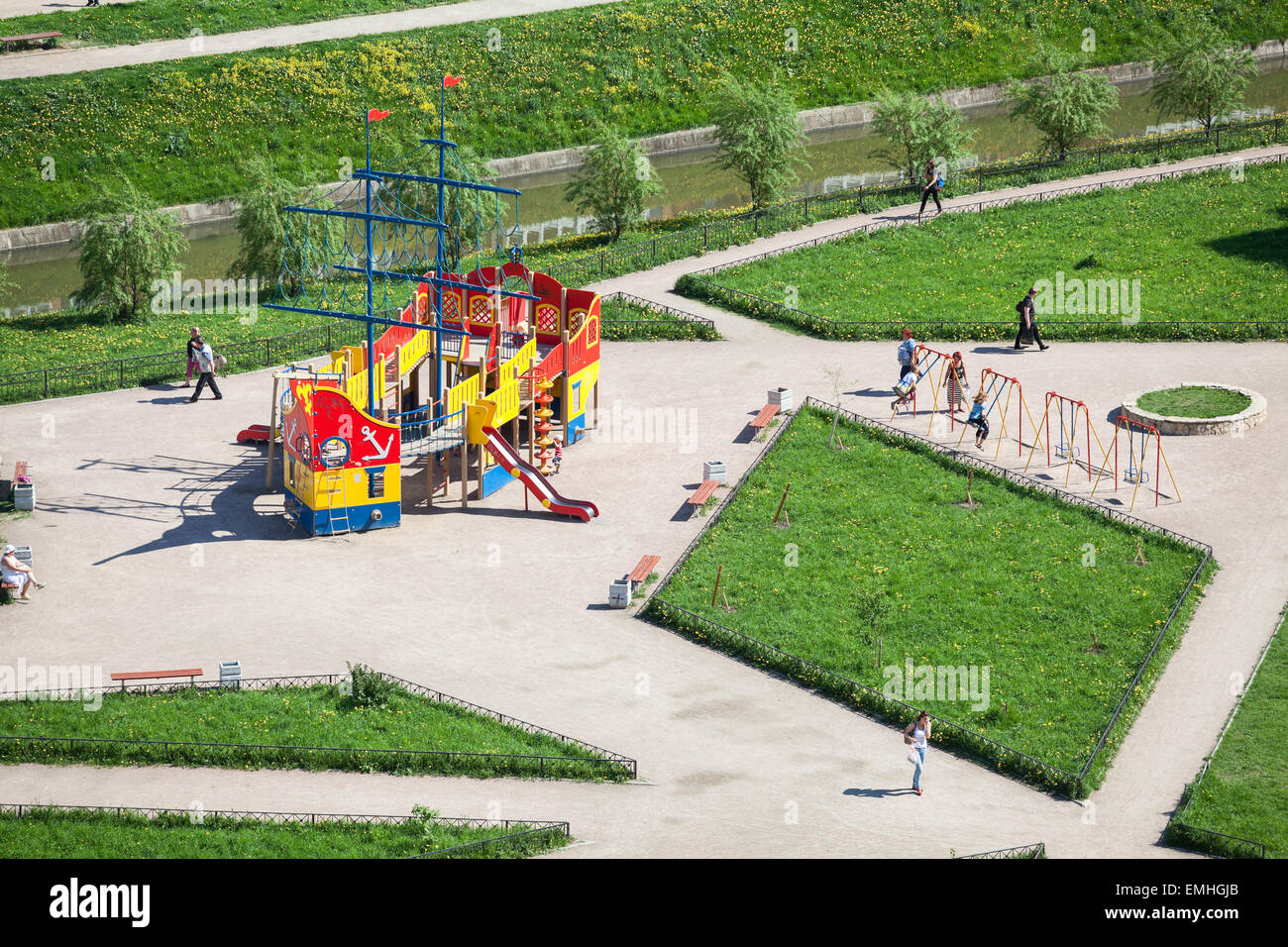Der Spielplatz ist im Bezirk im Sommer schlafen. Grüne Innenhöfe von St. Petersburg, Russland Stockfoto
