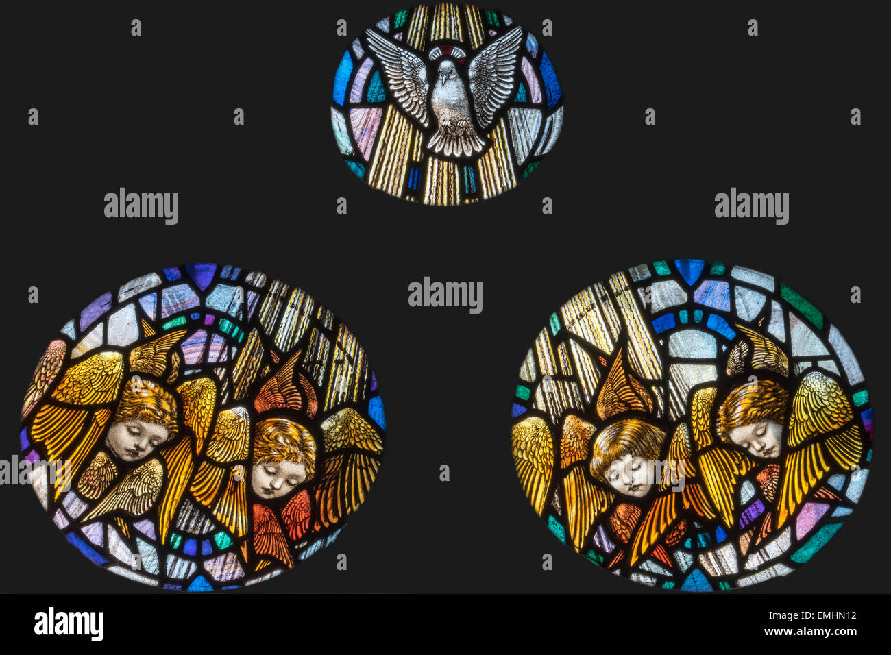Stained Glass rondelle Darstellung geflügelte Engel und eine Taube, Pfarrei Keswick St. Johannes, Cumbria, England, UK Stockfoto