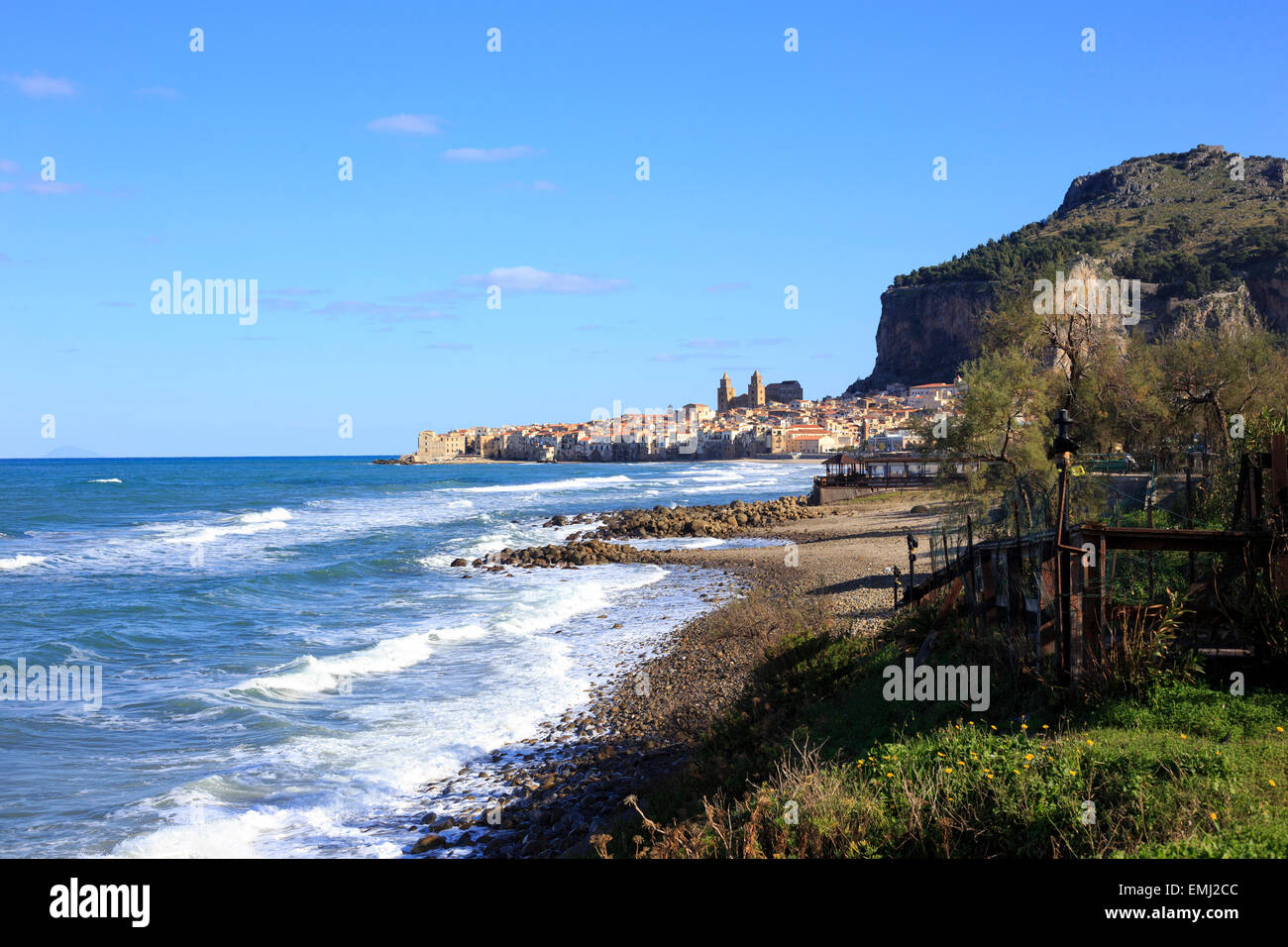 Panorama von der schönen Stadt Cefalu, Sizilien, Italien, mit seiner berühmten Kirche Stockfoto