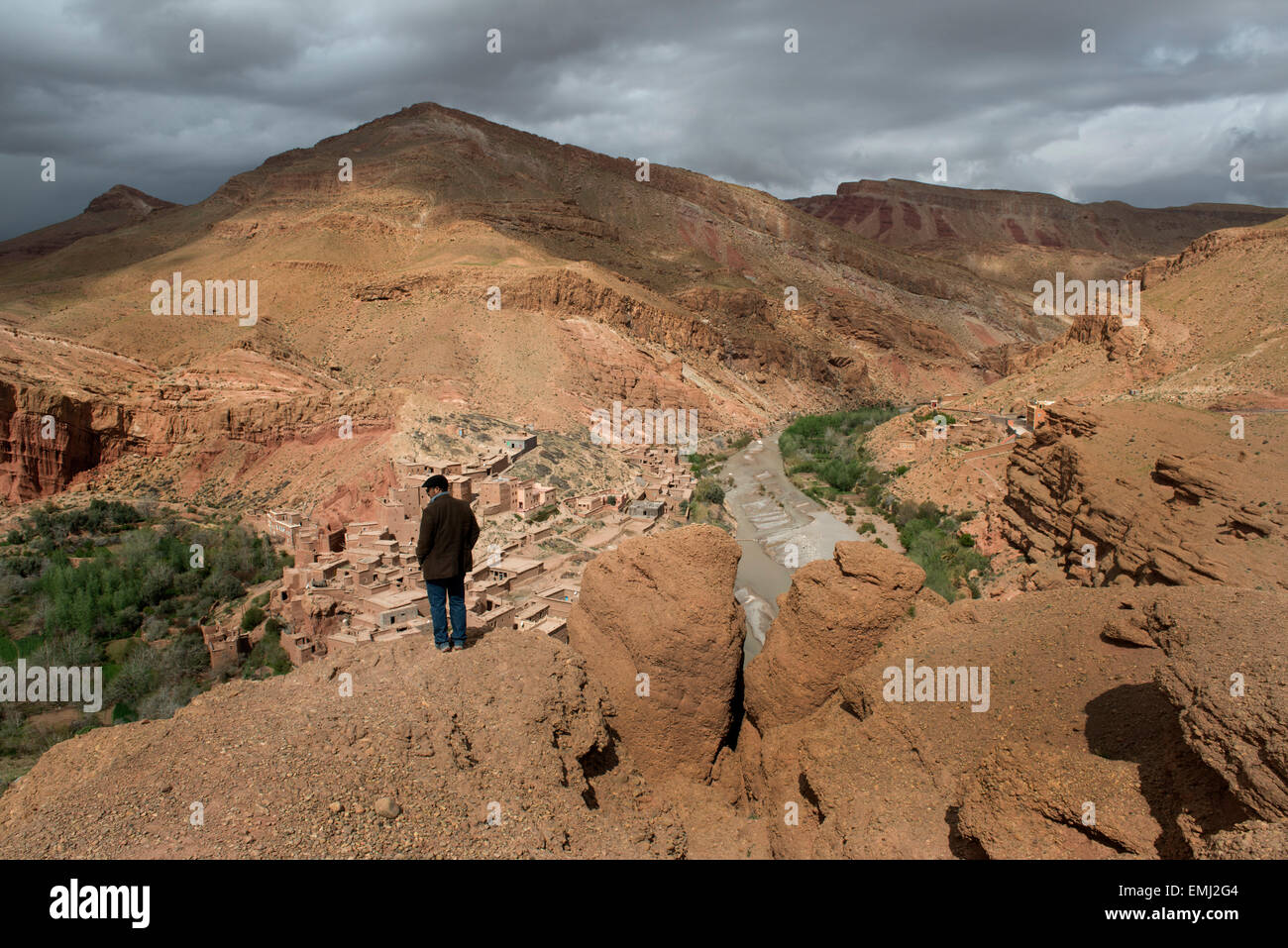 Übersicht über Kelaa Ausflüge auf Dades Fluß.  Konglomerat, klassische Sedimentgestein, im Atlasgebirge, Marokko.  Ourzazate Stockfoto