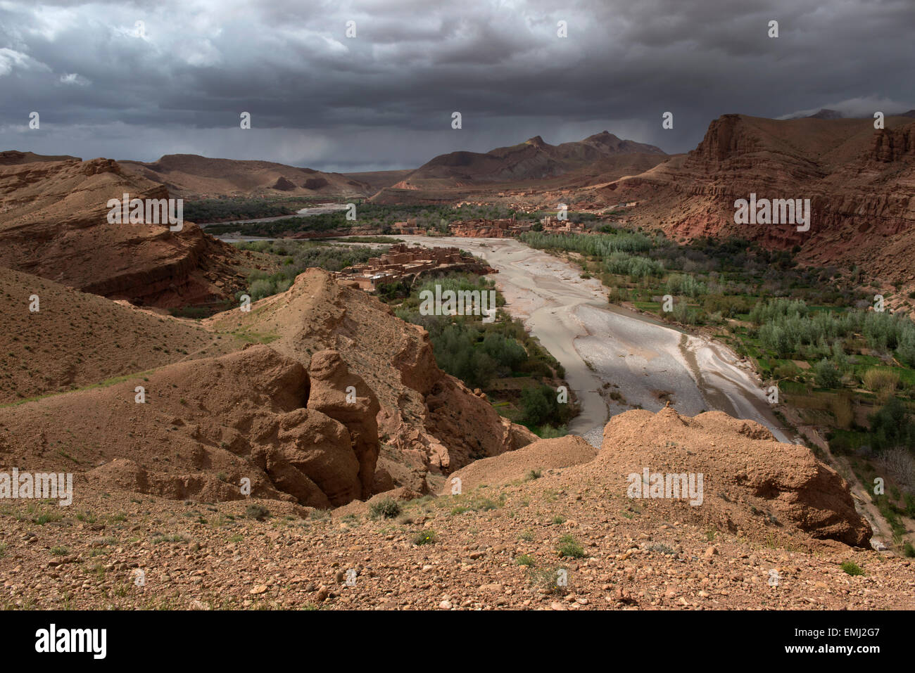 Übersicht über Kelaa Ausflüge auf Dades Fluß.  Konglomerat, klassische Sedimentgestein, im Atlasgebirge, Marokko.  Ourzazate Stockfoto