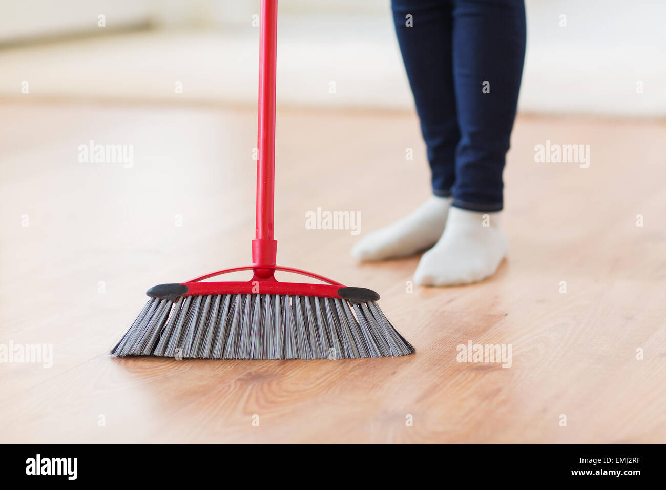 Nahaufnahme von Frau Beine mit Besen fegt Stock Stockfoto
