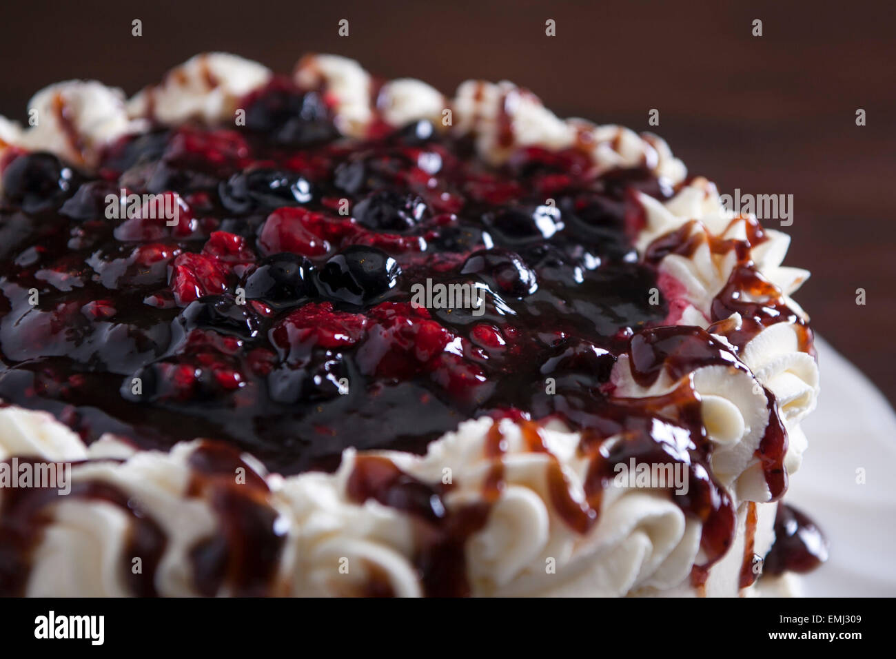 Käsekuchen mit frischen Beeren und Sahne Stockfoto