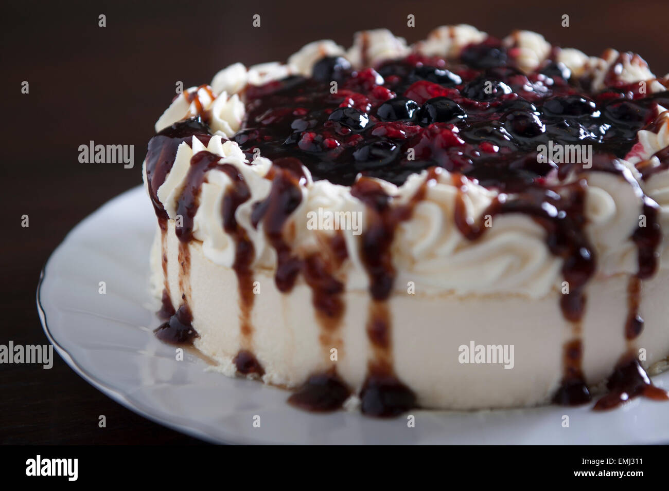 Käsekuchen mit frischen Beeren und Sahne Stockfoto