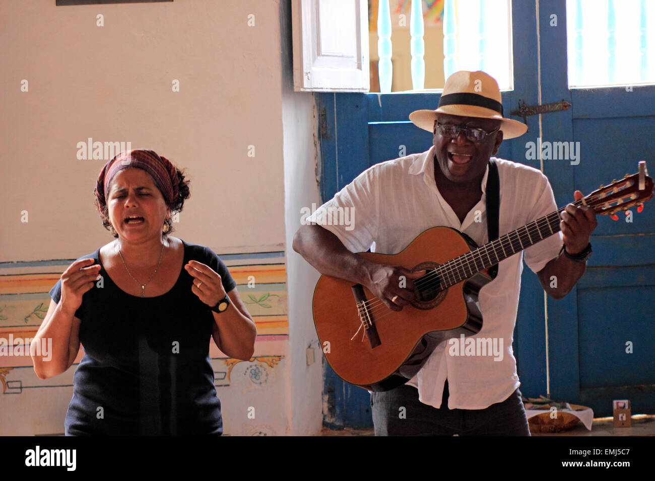 Kubanische Musiker geben ein Privatkonzert für Touristen in einem privaten Heim Trinidad Kuba Stockfoto
