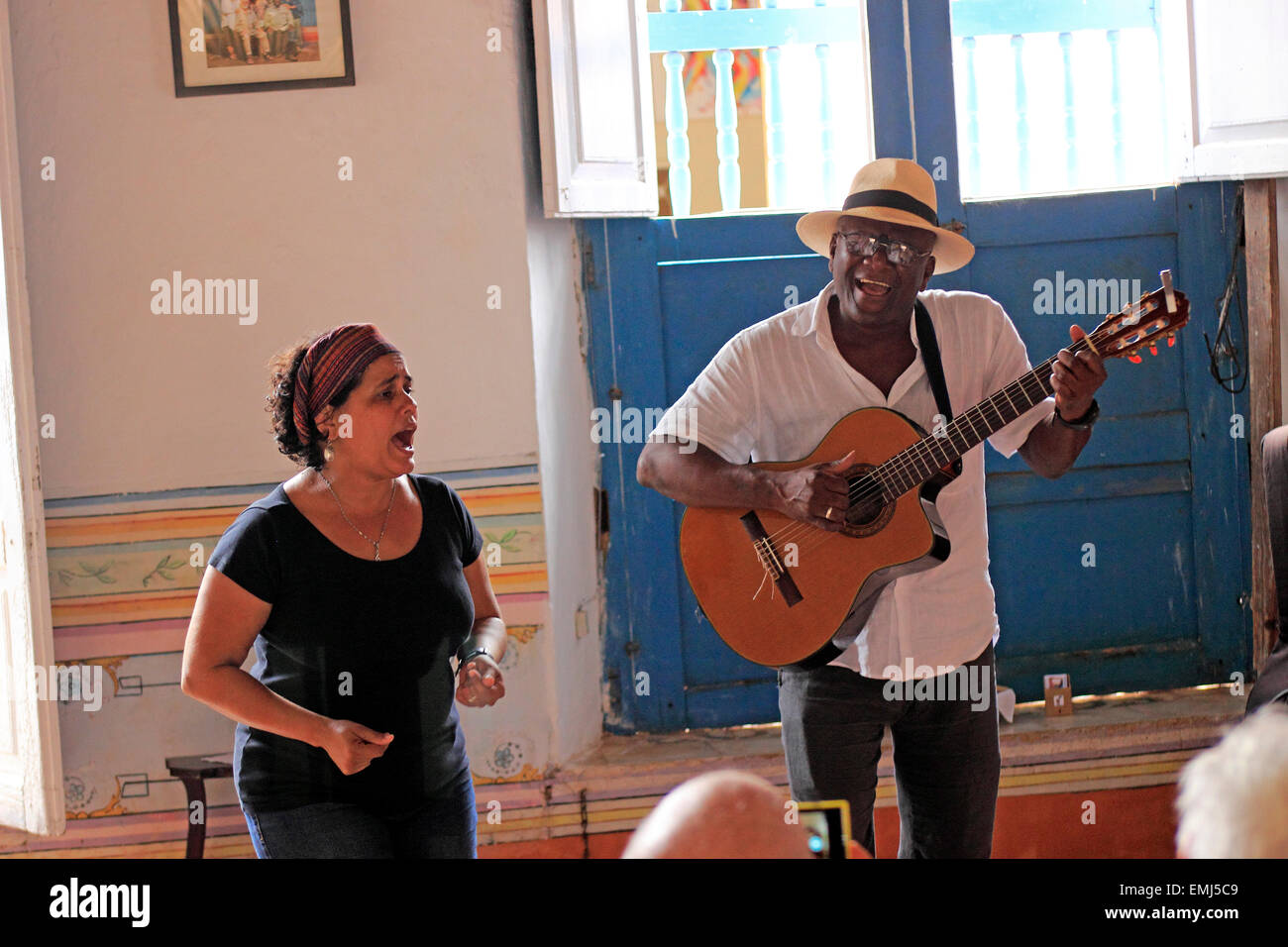 Kubanische Musiker geben ein Privatkonzert für Touristen in einem privaten Heim Trinidad Kuba Stockfoto
