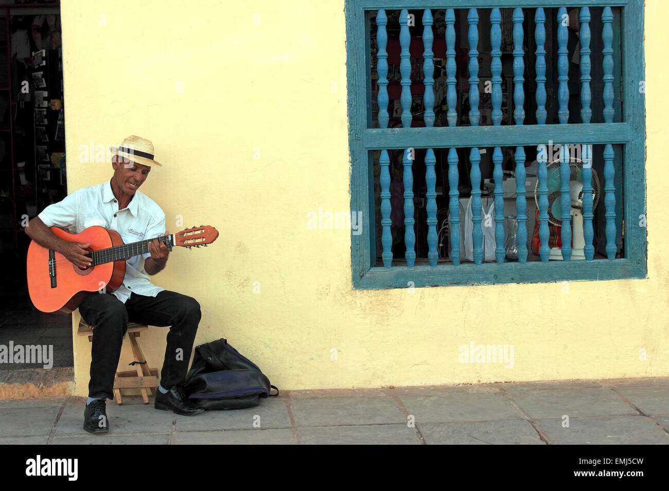 Eine einzelner Gitarrist spielt Musik in einer bunten Straße in Trinidad Kuba Stockfoto