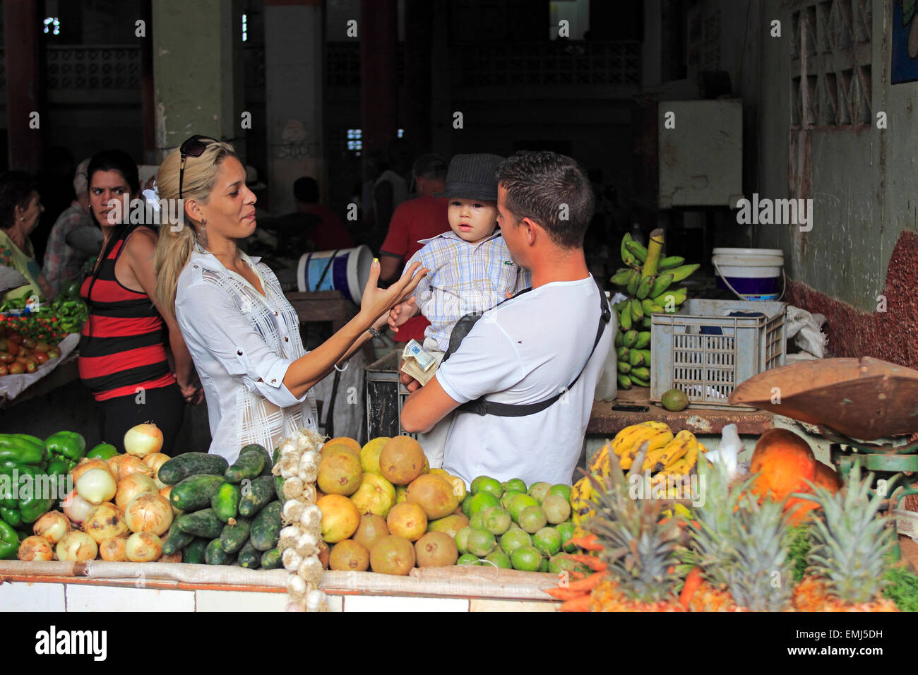 Junge Familie in Kuba Obst- und Gemüsemarkt zeigt Produkte jederzeit verkäufliche Cienfuegos Kuba Stockfoto