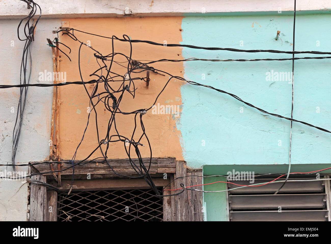 Elektrische Leitungen auf die verfallenden Gebäude Cienfuegos Kuba Stockfoto