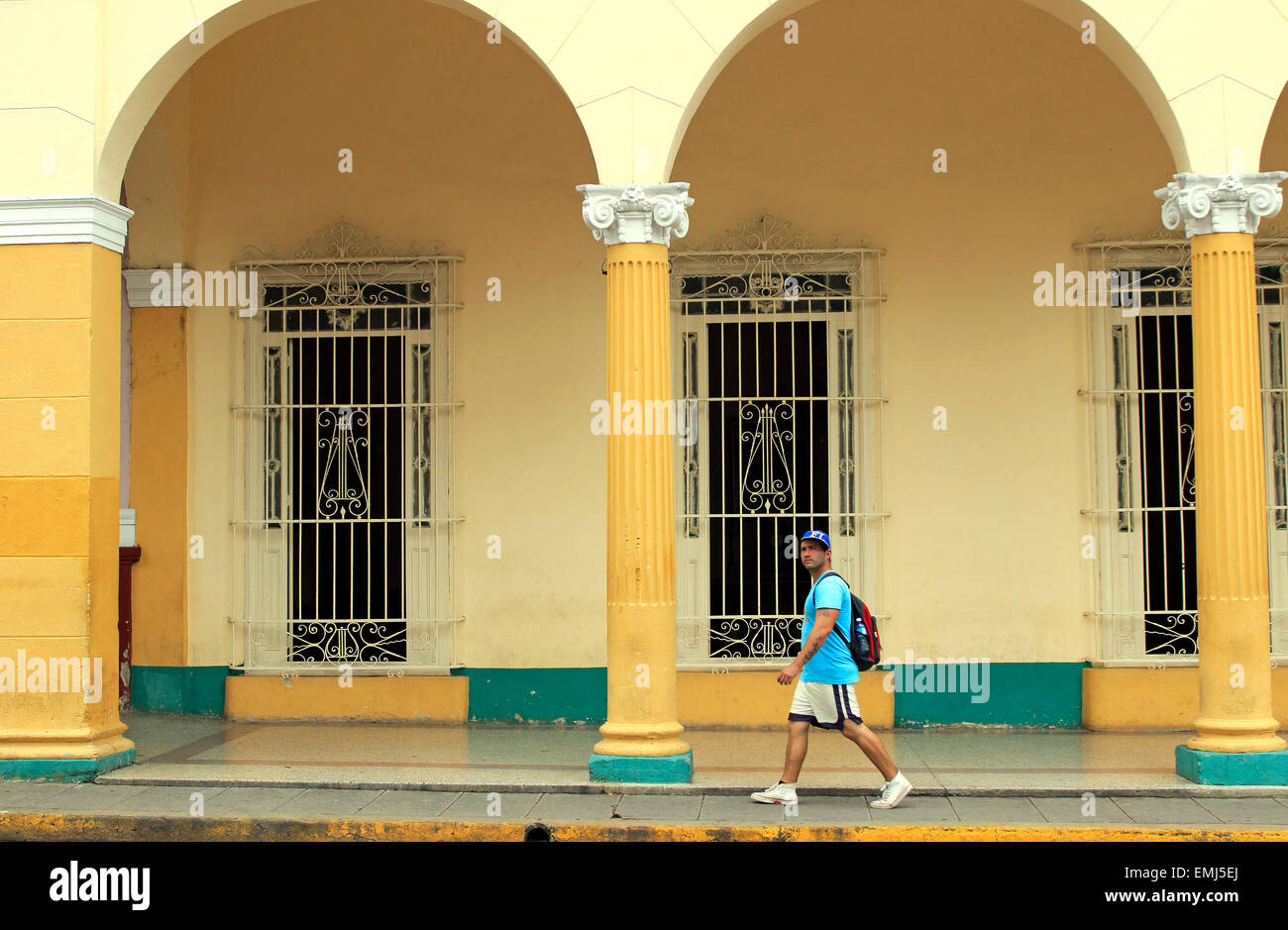 Bunte junger Mann zu Fuß durch Kunstmuseum Spalten Santa Clara Kuba Stockfoto