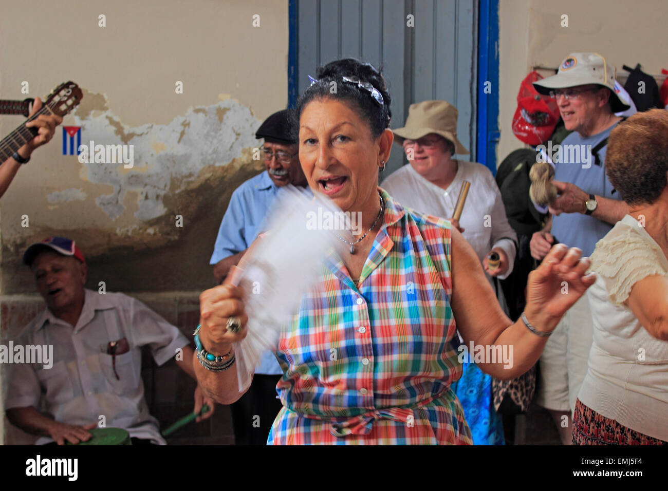 Seniorinnen und Senioren Musiker Frau unterhält die Gäste bei einer kubanischen social Club Santa Clara, Kuba Stockfoto
