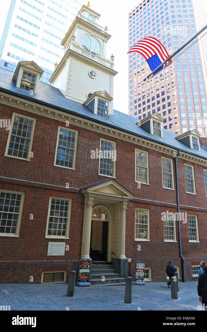 Boston Old State House Wahrzeichen am Freedom Trail Innenstadt mit Closeup Haustür mit Flagge. Stockfoto