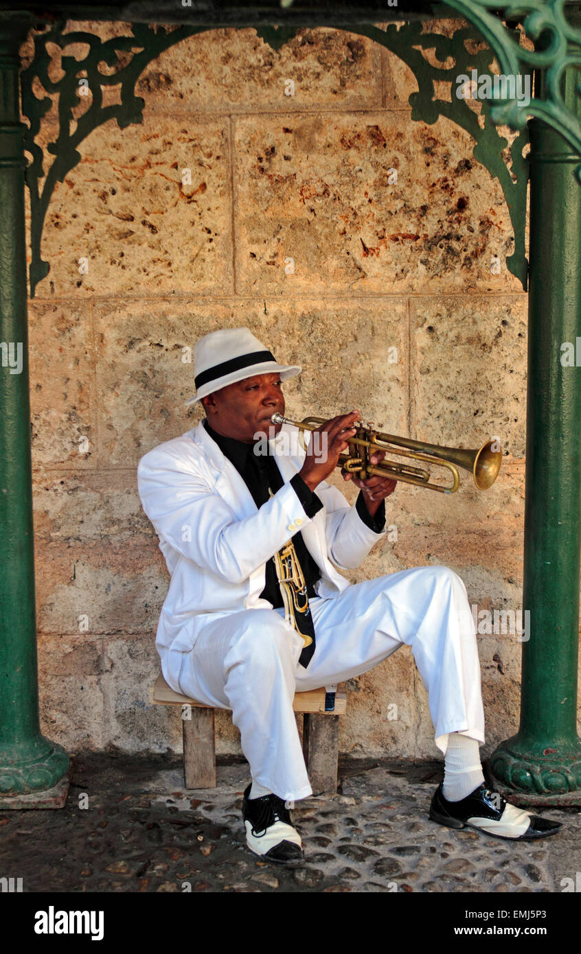 Kubanische Trompeter schafft Musik in einem kleinen Park in Havanna Kuba Stockfoto