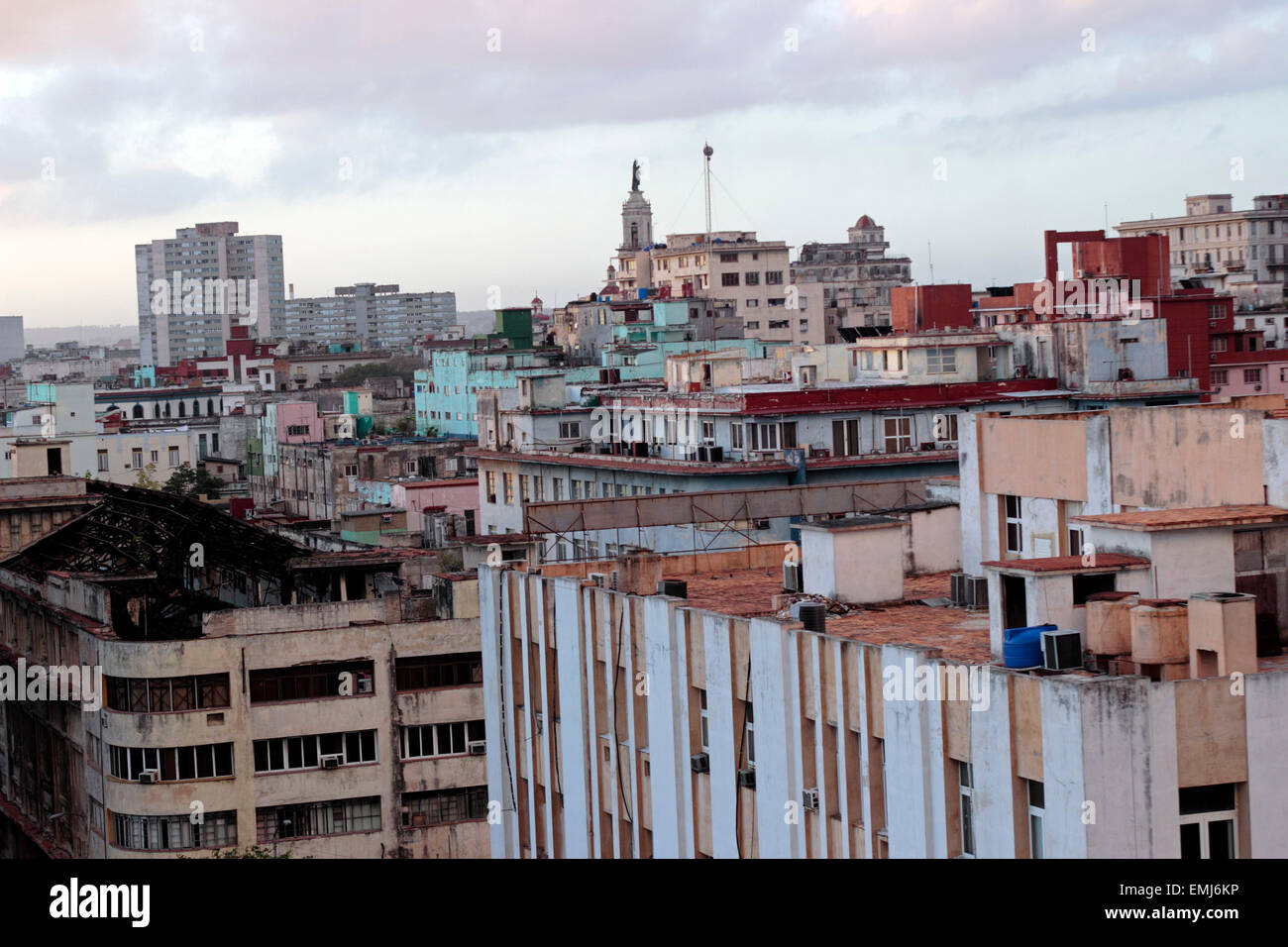 Havanna Vedado Bereich Skyline mit verfallenden Gebäuden Havanna Kuba Stockfoto