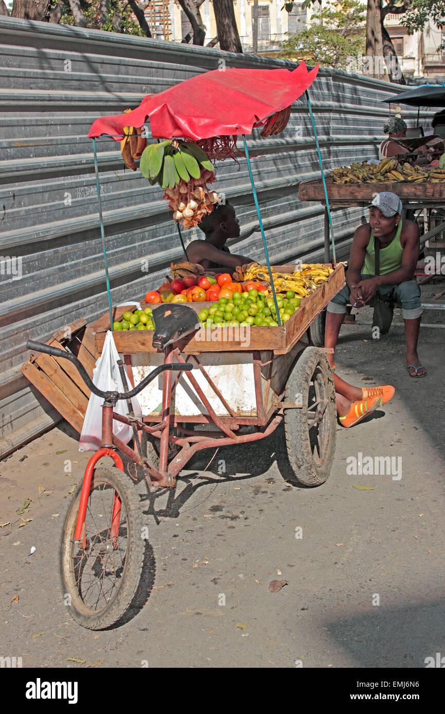 Obst-Verkäufer mit dem Fahrrad Wagen auf Straße Havanna Kuba Stockfoto