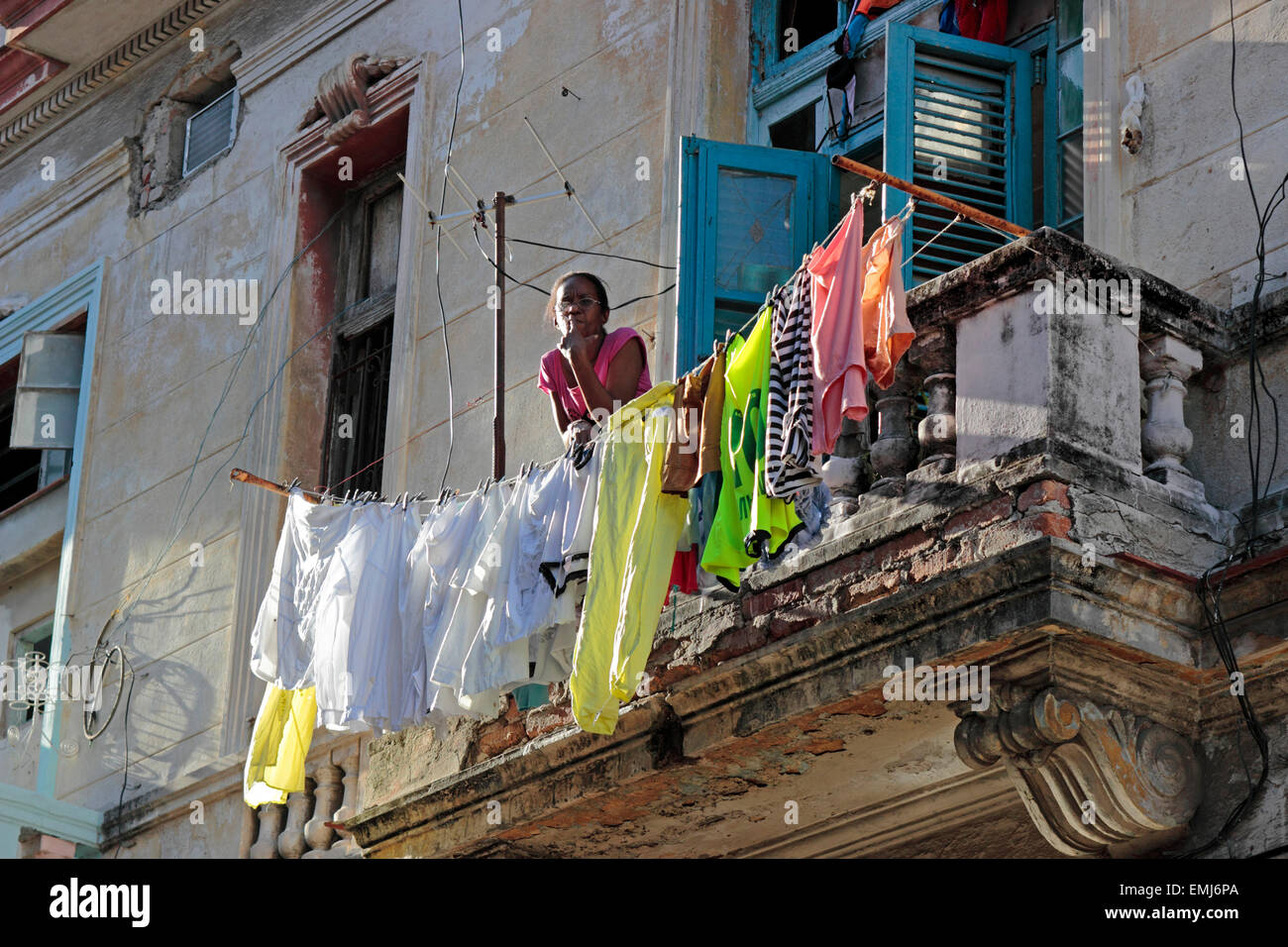 Frau auf Balkon Wohnhaus Fassaden Altstadt Habana Vieja Havanna Kuba Stockfoto