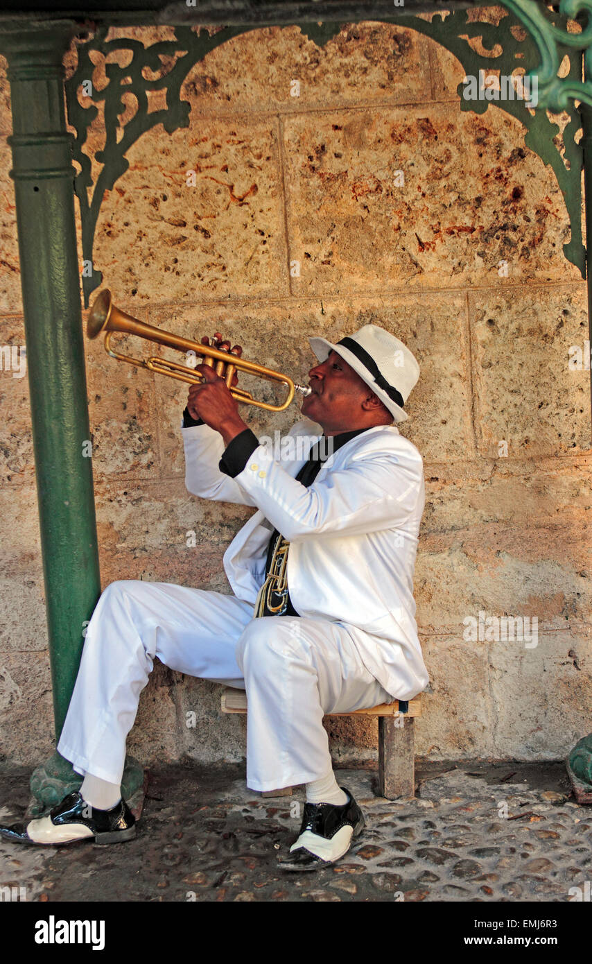 Kubanische Trompeter schafft Musik in einem kleinen Park in Havanna Kuba Stockfoto