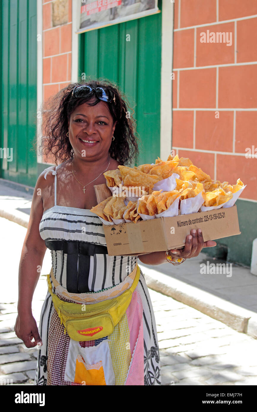 Kubanische Frauen verkaufen frittierten Teig auf Straße Altstadt Habana Vieja Havanna Kuba Stockfoto