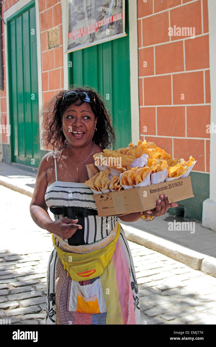 Kubanische Frauen verkaufen frittierten Teig auf Straße Altstadt Habana Vieja Havanna Kuba Stockfoto