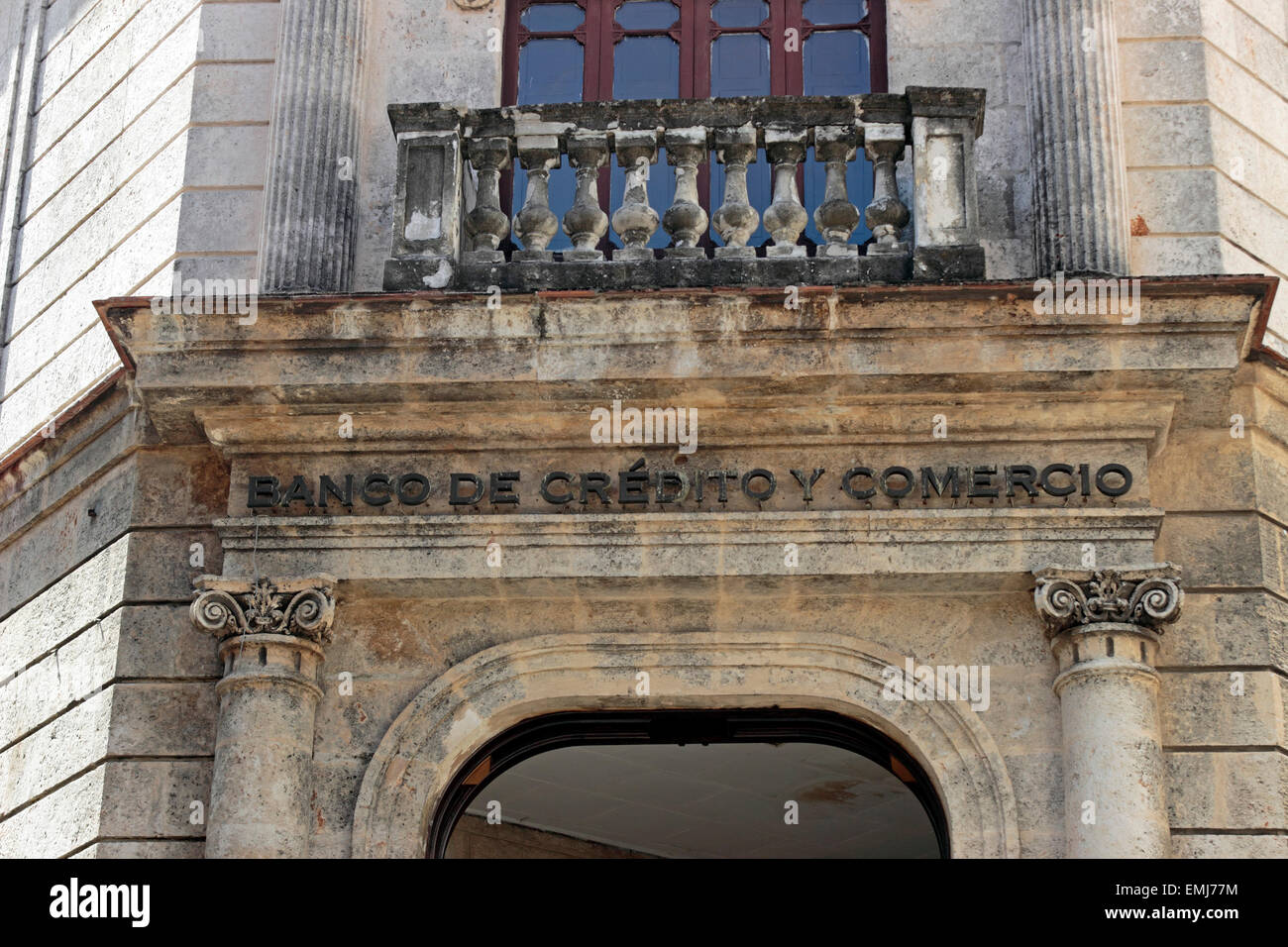Eingang zur Bank in verfallenden Gebäude Altstadt Habana Vieja Havanna Kuba Stockfoto