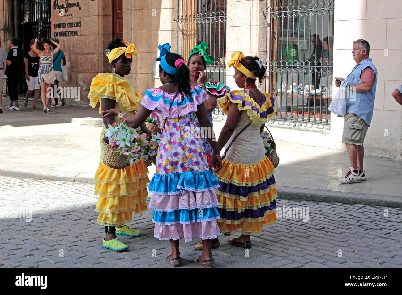 Kubanische Frauen in traditioneller Tracht Altstadt Habana Vieja Havanna Kuba Stockfoto