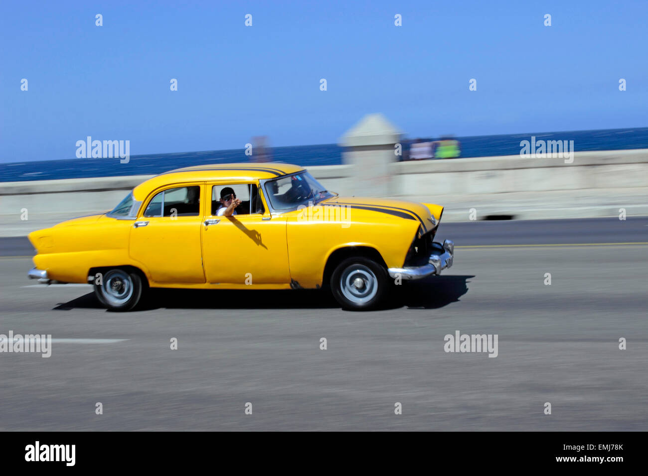 50er Jahre Ära amerikanische Auto entlang des Malecon in Havanna Kuba Stockfoto