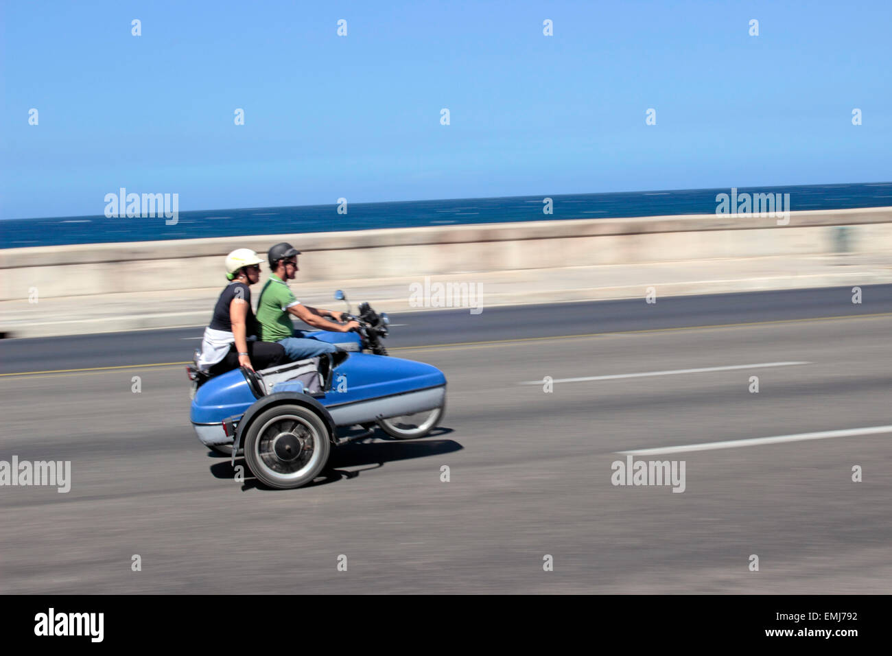 Motorrad mit Beiwagen eine gemeinsame Transportmittel entlang des Malecon in Havanna Kuba paar Geschwindigkeit Bewegung transport Stockfoto