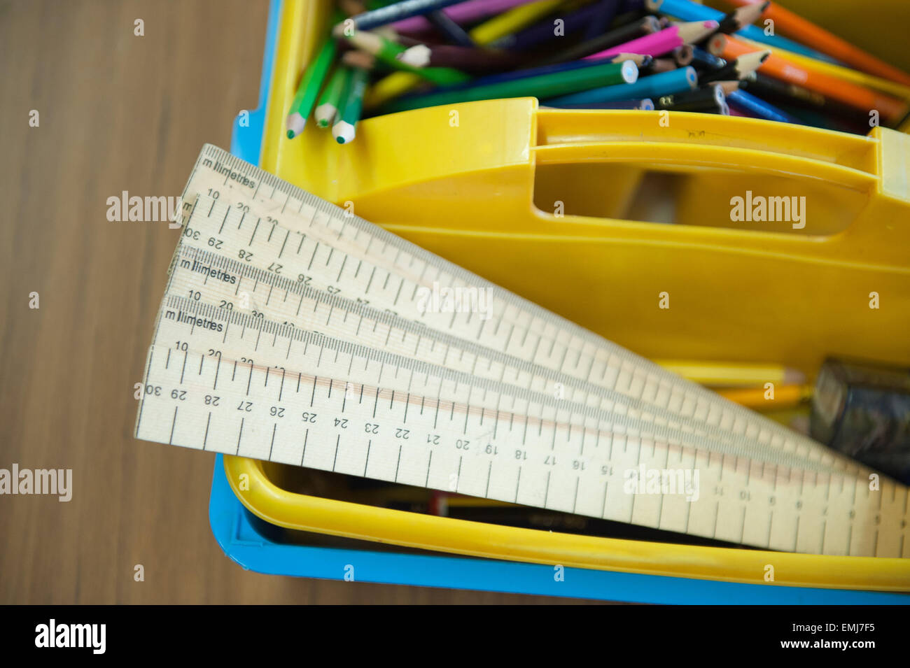 Eine Box von Linealen und Buntstiften in einem UK-Klassenzimmer Stockfoto