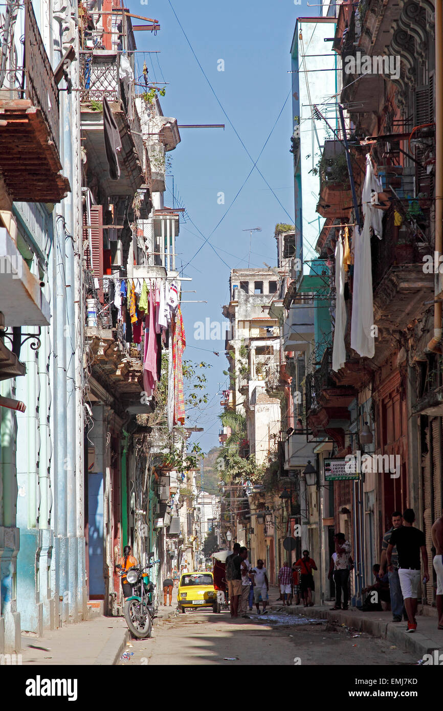 Straßenszene Decaying Wohngebäude Fassaden Altstadt Habana Vieja Havanna Kuba Stockfoto