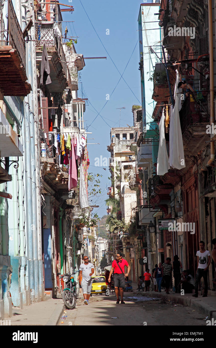 Straßenszene Decaying Wohngebäude Fassaden Altstadt Habana Vieja Havanna Kuba Stockfoto