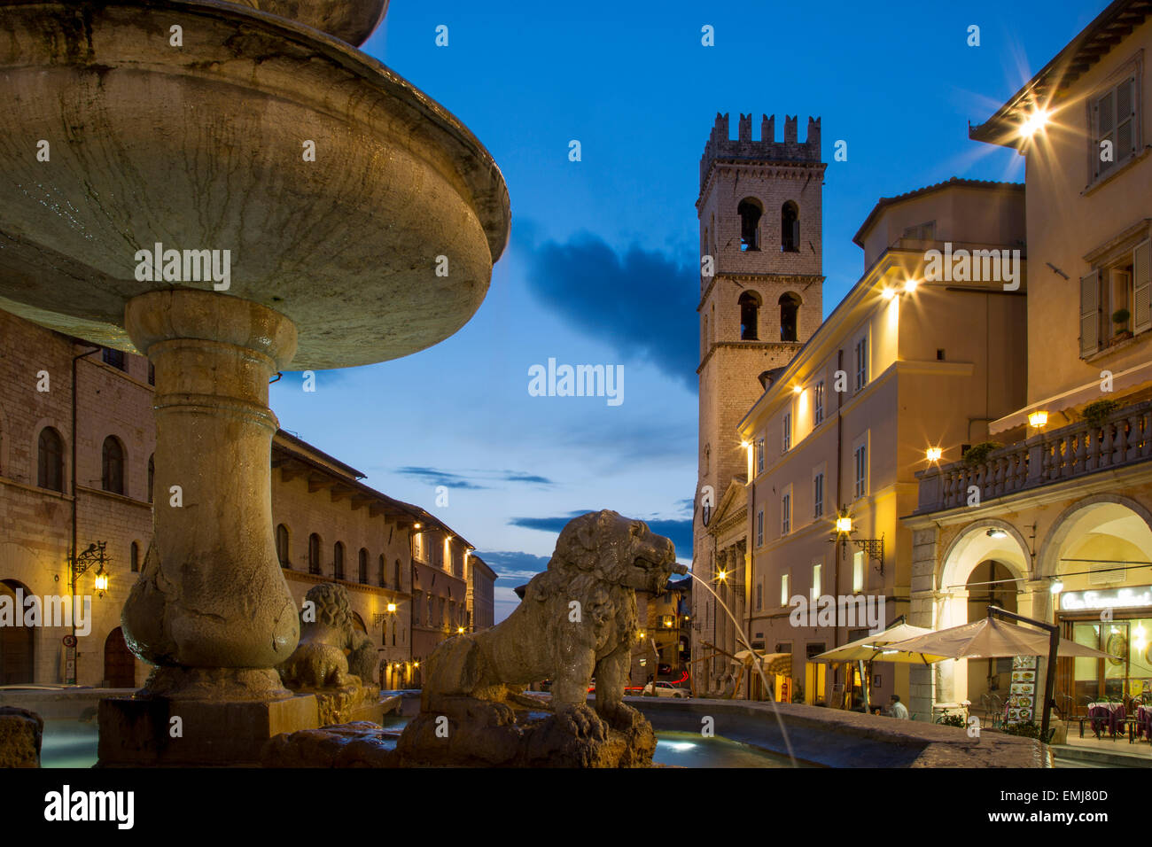 Twilight in Piazza del Comune, Assisi, Umbrien, Italien Stockfoto
