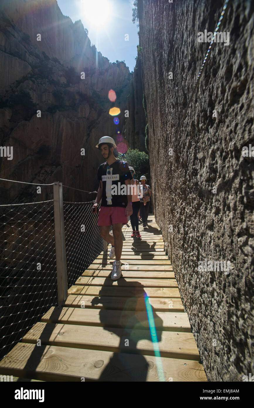 Malaga, Andalusien, Spanien, 17. April 2015: Touristen zu Fuß entlang der "El Caminito del Rey" (kleiner Pfad des Königs). "El Caminito del R Stockfoto