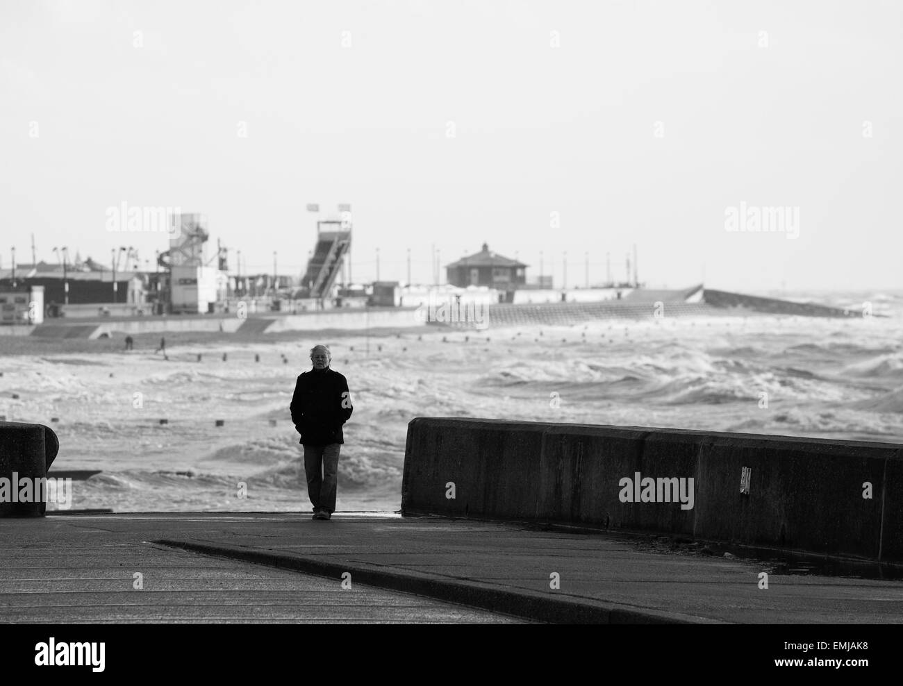 Ein älterer Mann allein am Strand von Hunstanton, Norfolk, Großbritannien. Stockfoto